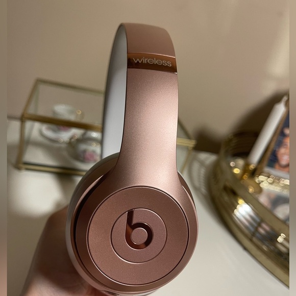 MOVING SALE BEATS ROSE GOLD HEADPHONES - Picture 7 of 9